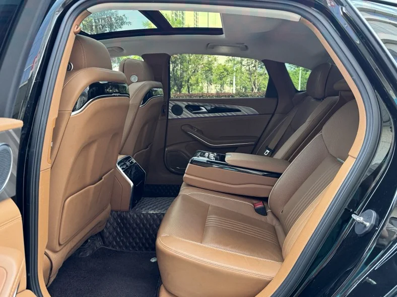 红旗H9 内饰前排