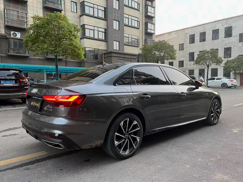 奥迪A4L 内饰后排