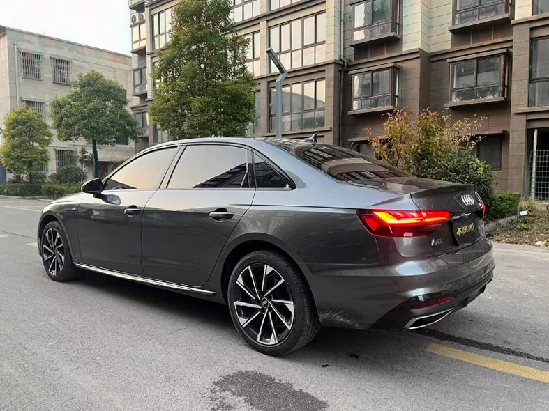 奥迪A4L 内饰前排