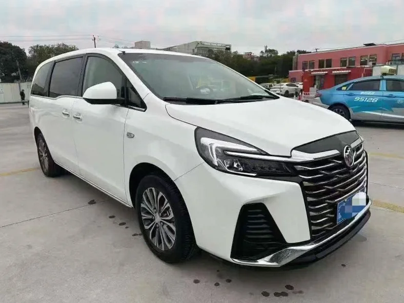 别克GL8 正面外观三