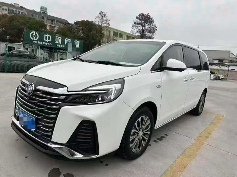 别克GL8 正面外观二