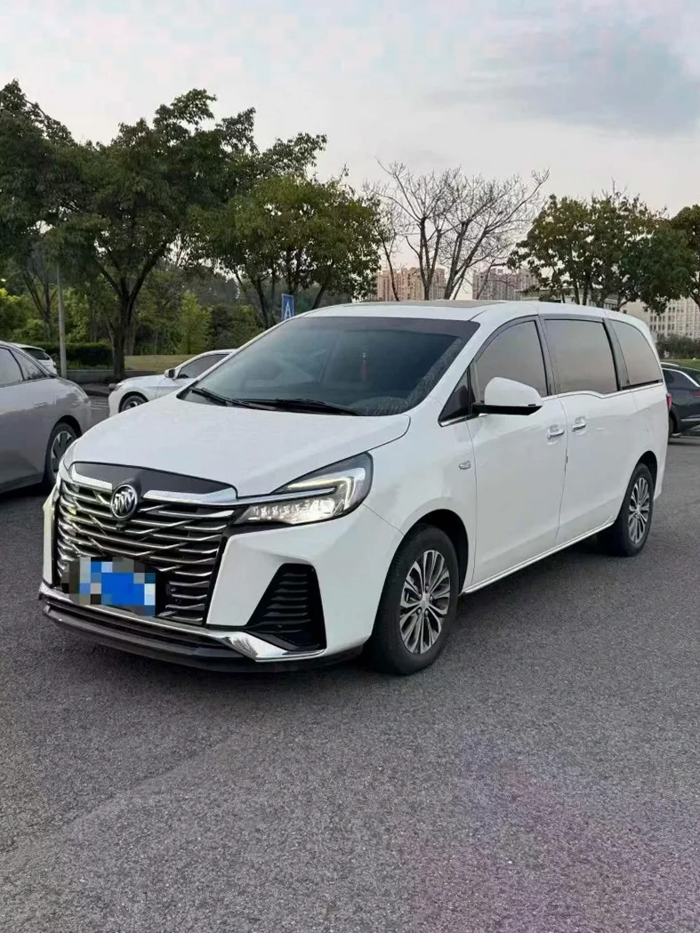 别克GL8 正面外观二