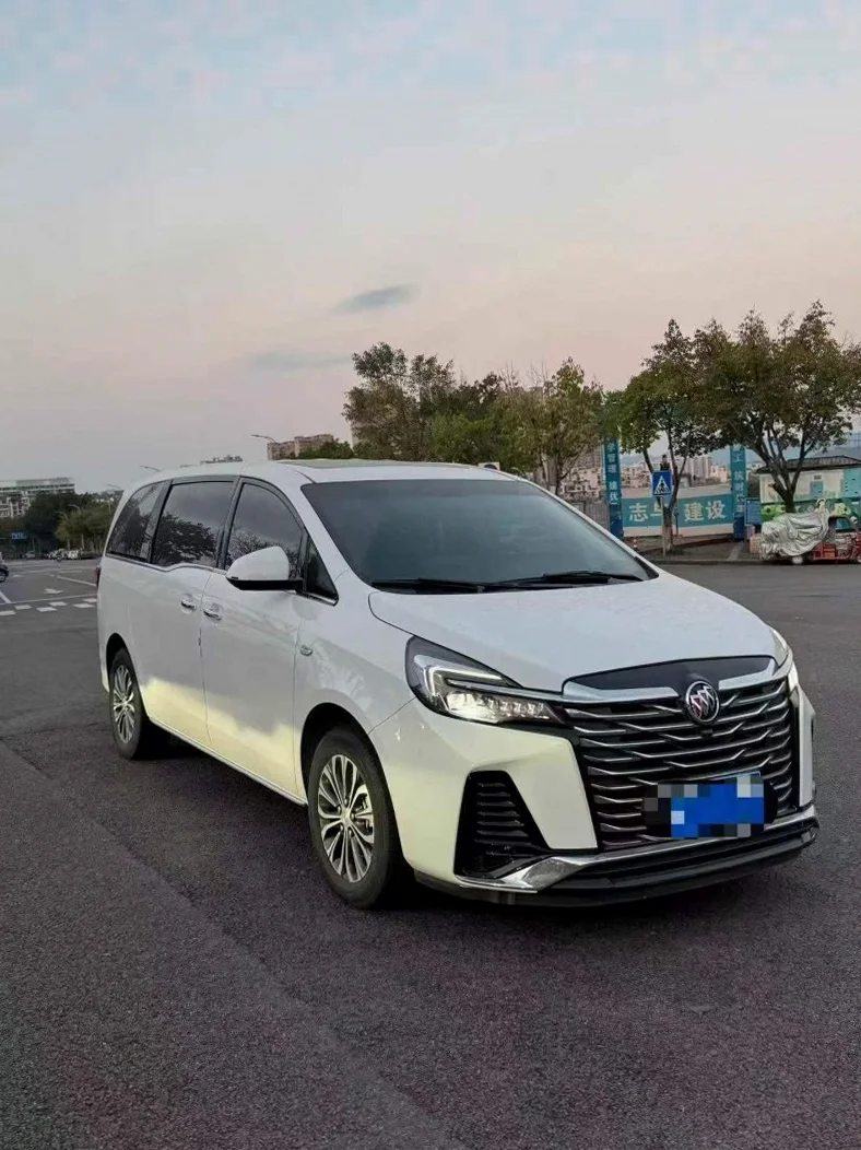 别克GL8 正面外观三