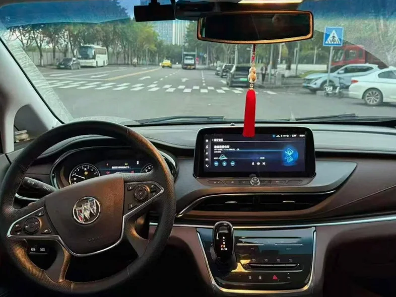 别克GL8 后面外观一