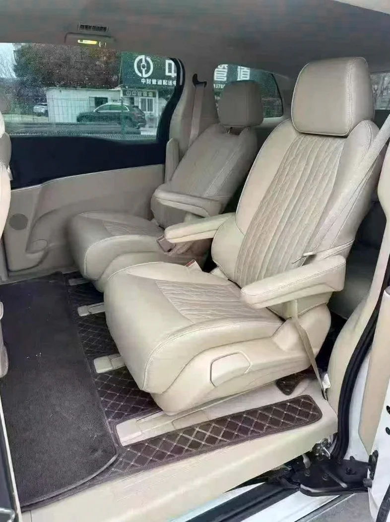 别克GL8 后面外观一