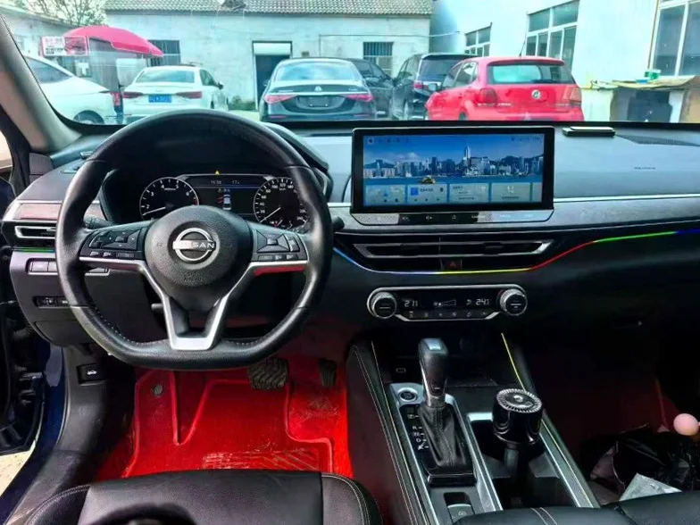 日产天籁 后面外观一