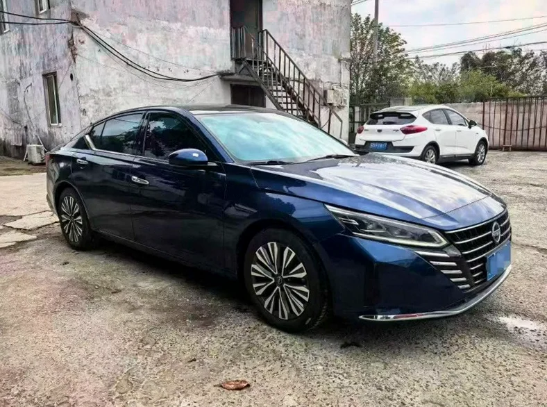 日产天籁 正面外观二