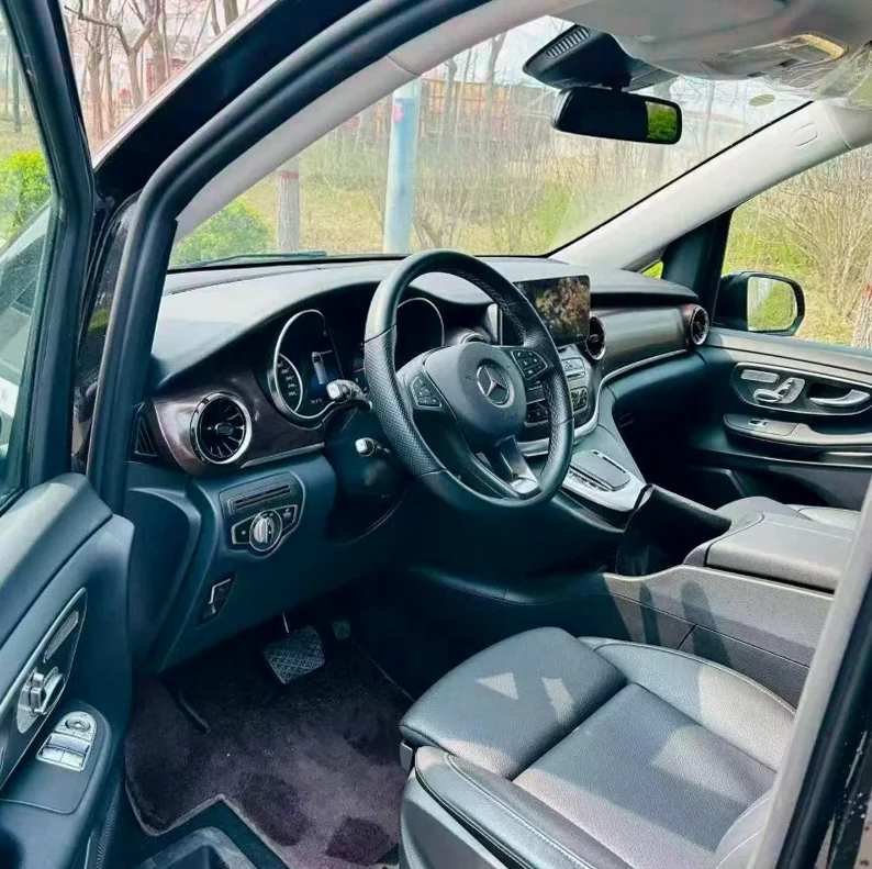 奔驰V 后面外观一