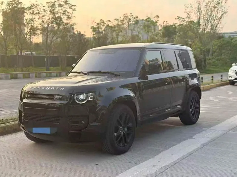 路虎卫士 正面外观三