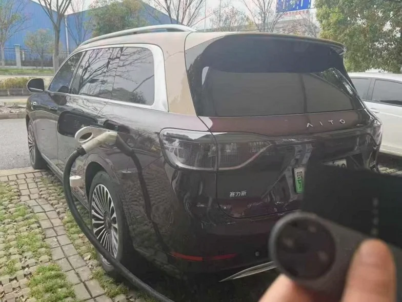 华为智选问界 后面外观三