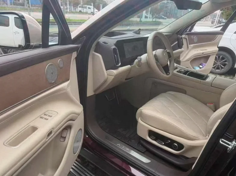 华为智选问界 后面外观一