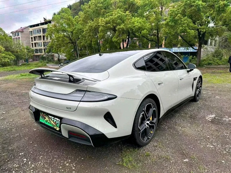 小米SU7 后面外观三