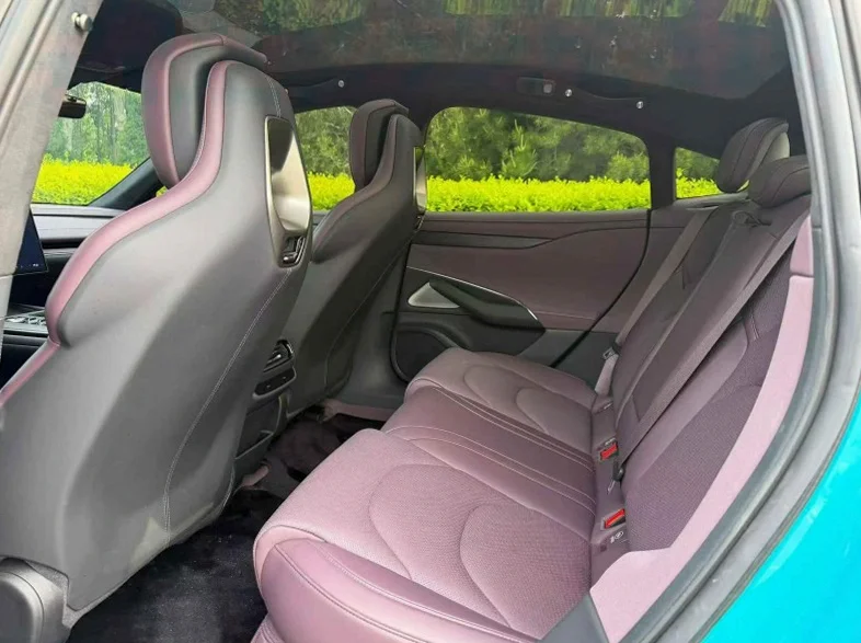 小米SU7 后面外观一