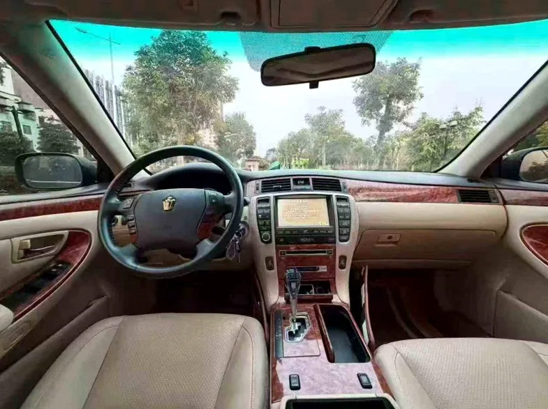 丰田皇冠 后面外观二