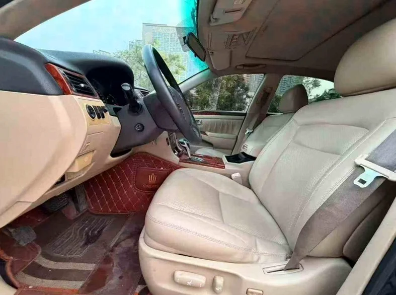 丰田皇冠 后面外观一