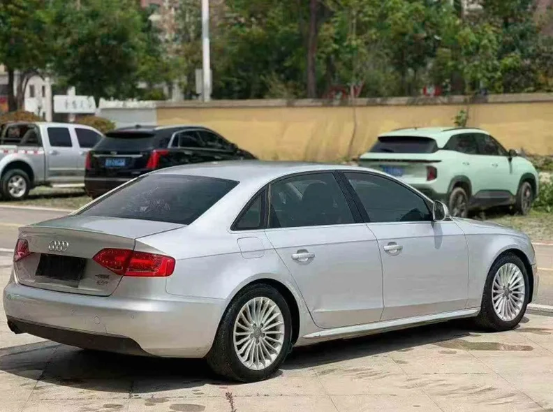 奥迪A4L 内饰后排