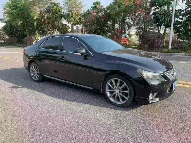 丰田锐志 正面外观三