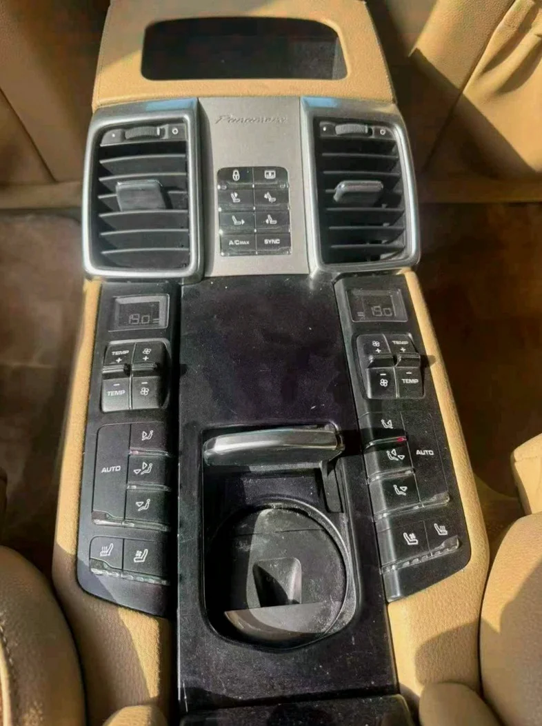 保时捷帕拉梅拉 后面外观一