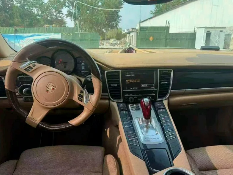 保时捷帕拉梅拉 正面外观三