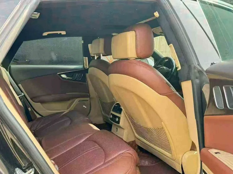 奥迪A7L 内饰前排