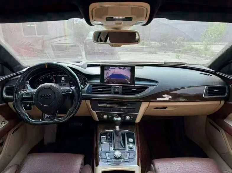 奥迪A7L 内饰后排