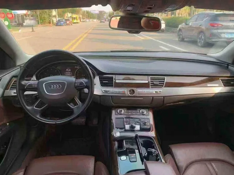 奥迪A8L 后面外观一