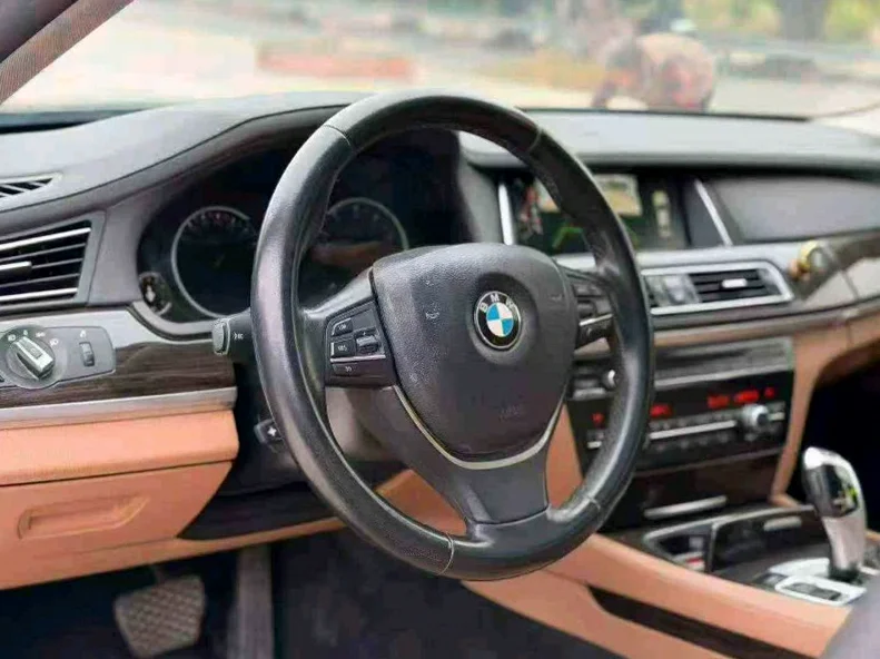 宝马7系 后面外观一