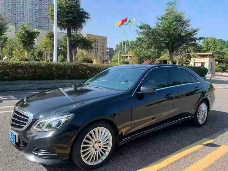 奔驰E 正面外观三