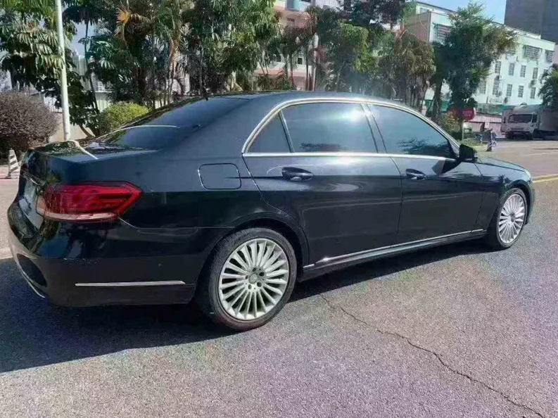 奔驰E 内饰后排