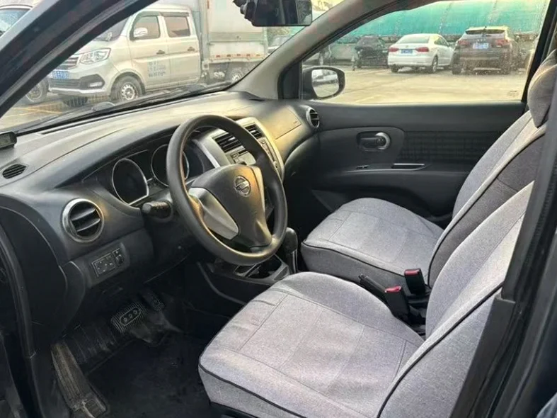 日产骊威 后面外观一