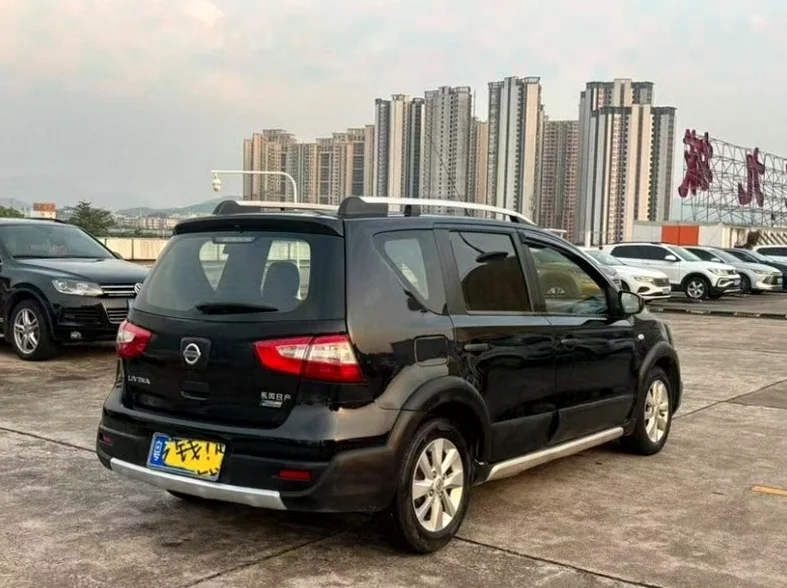 日产骊威 内饰前排