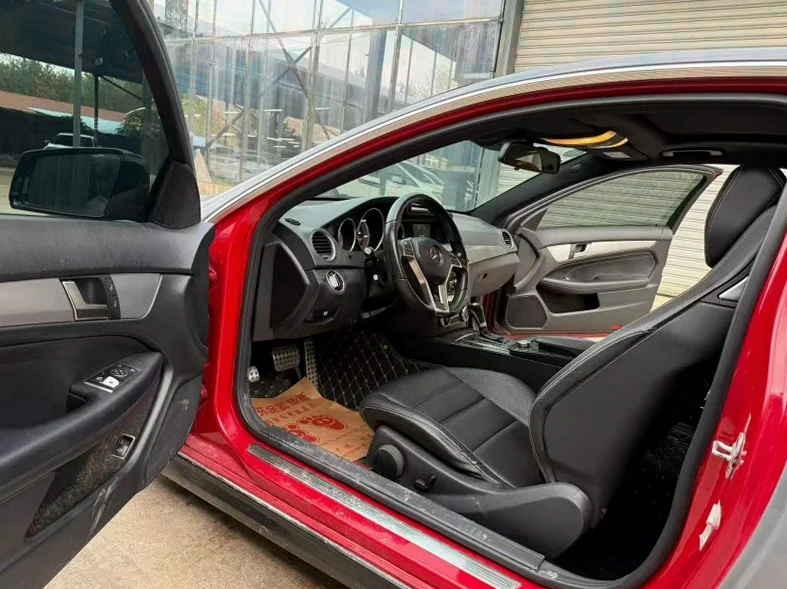 奔驰C 后面外观一