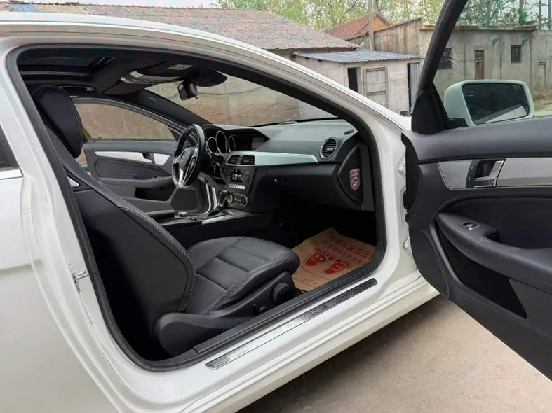 奔驰C 后面外观二