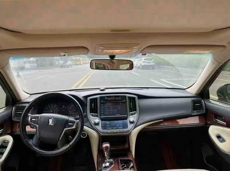 丰田皇冠 后面外观一