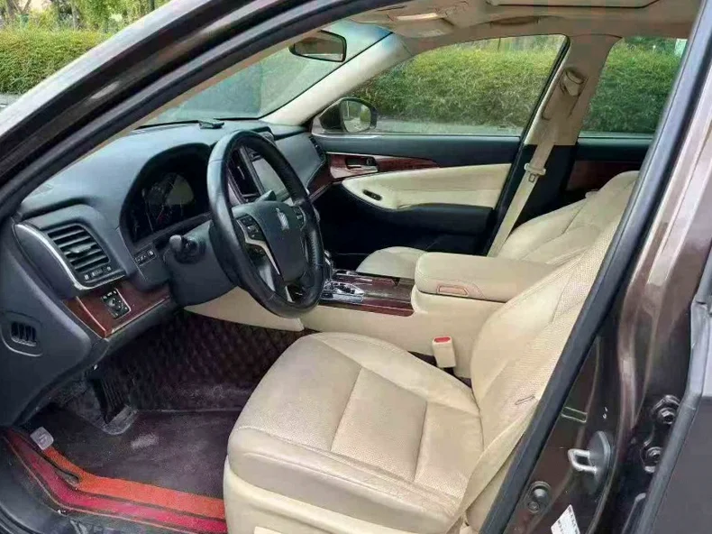 丰田皇冠 后面外观三