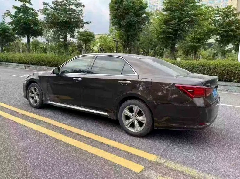 丰田皇冠 内饰前排