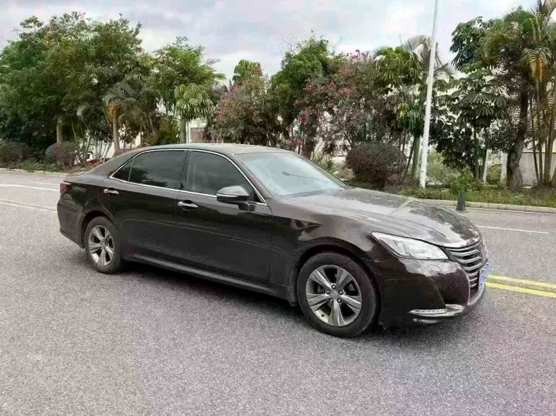 丰田皇冠 正面外观三