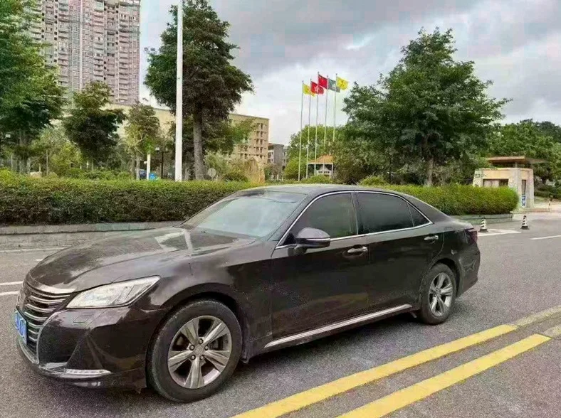 丰田皇冠 正面外观二