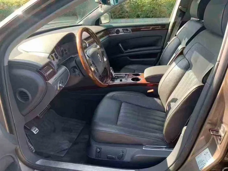 大众辉腾 后面外观一