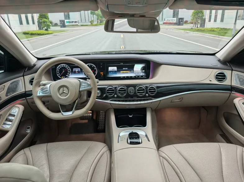 奔驰S 后面外观二