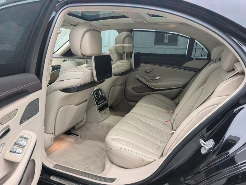 奔驰S 后面外观一