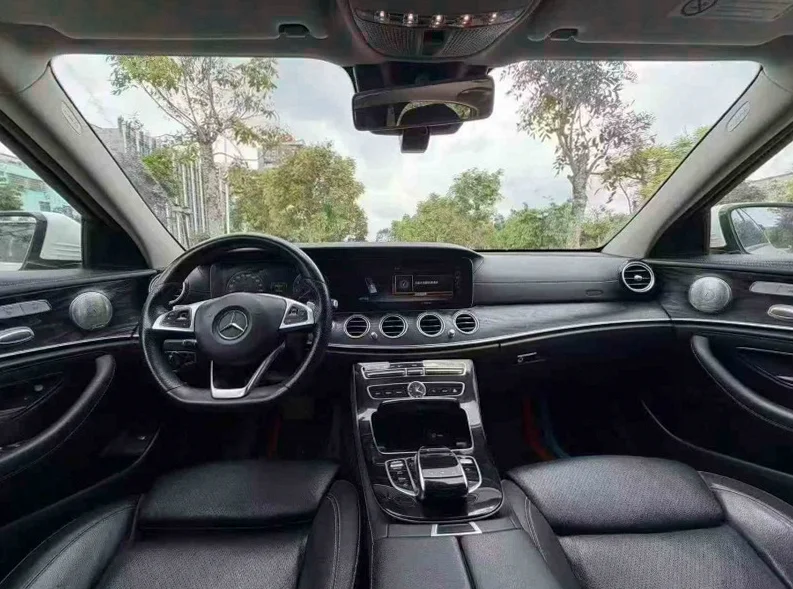 奔驰C 后面外观一