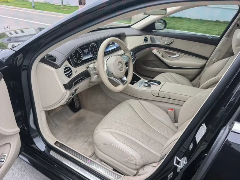 奔驰S 后面外观三