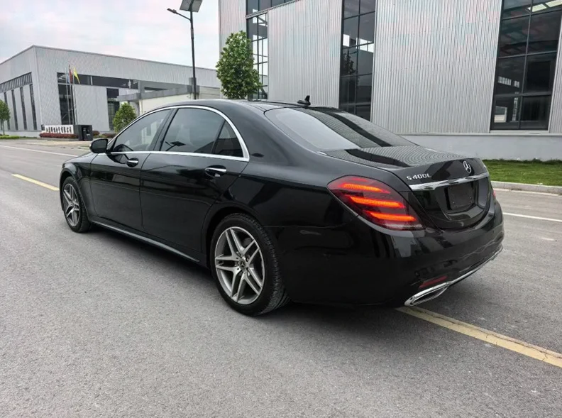 奔驰S 内饰后排