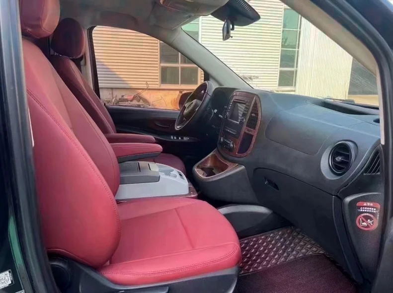 奔驰威霆 驾驶室