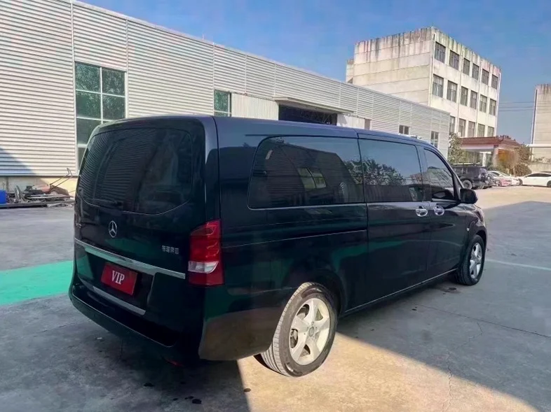 奔驰威霆 内饰后排