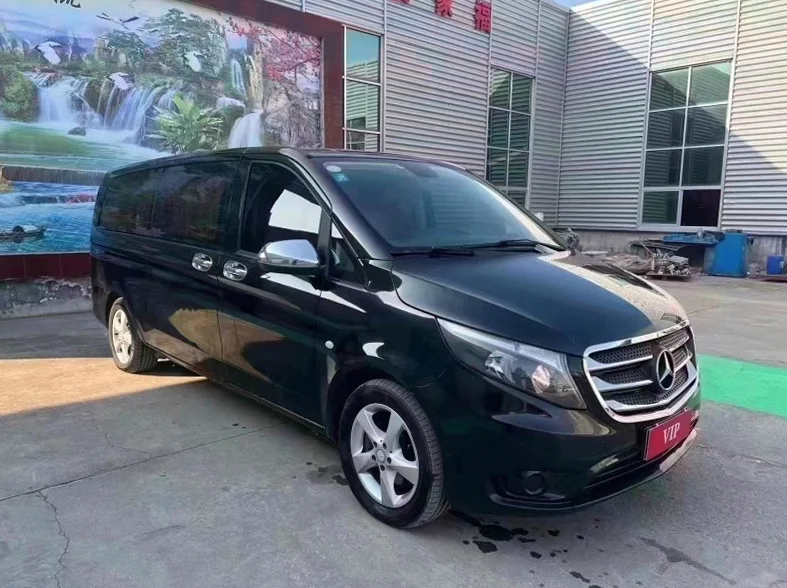 奔驰威霆 后面外观一