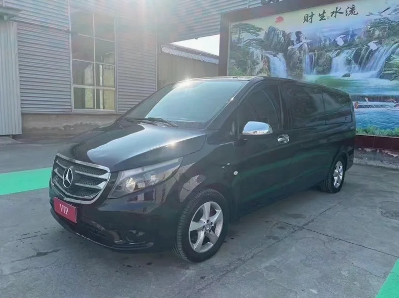 奔驰威霆 正面外观二