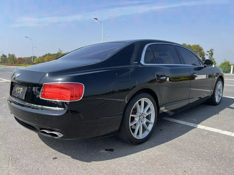 宾利飞驰 后面外观二