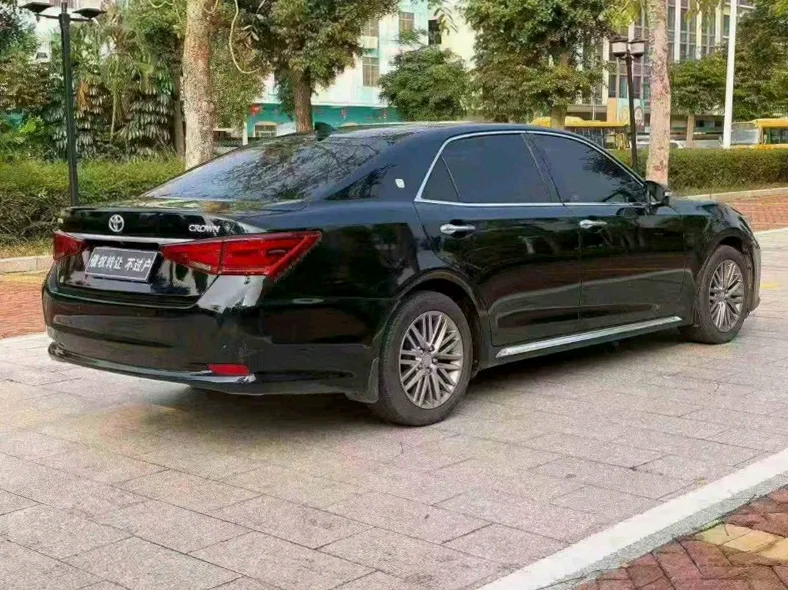 丰田皇冠 后面外观三